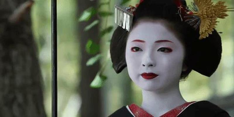 八字眼的女人(以走路内八为美)