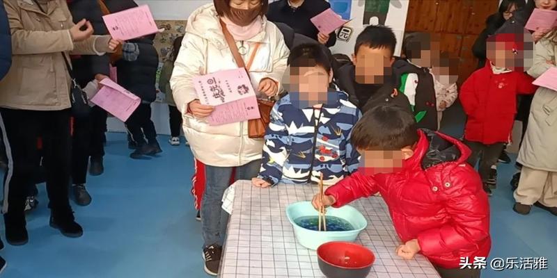 八字脚的生肖(妈妈请假参加孩子的幼儿园游园活动)