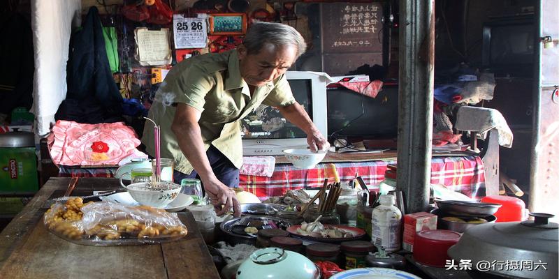 在客厅里洗脚破风水(7旬农村大爷痴迷周易47年)