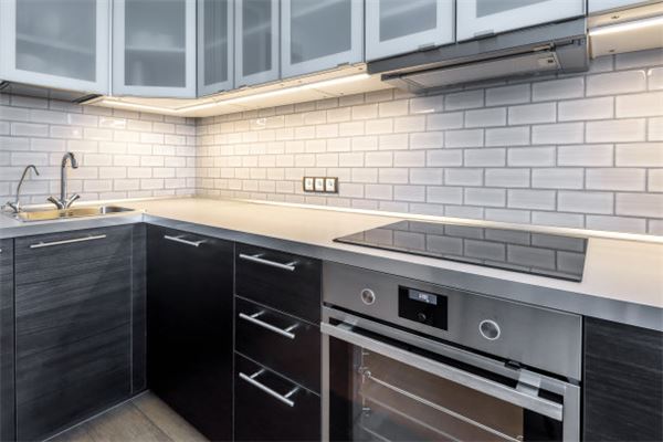 怎样在厨房中用镜子招财而不破财(家里有破的镜子会影响财运吗)