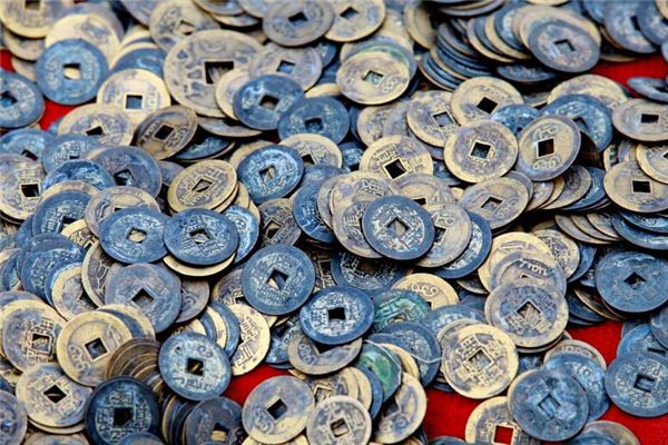 女人带铜钱带哪个脚好(铜钱戴在右脚代表什么)