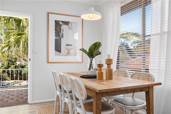 客厅沙发靠东墙好还是靠西墙好(院墙西边高东边低风水)