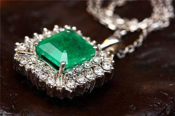 戴翡翠的风水禁忌(翡翠不能碰什么)