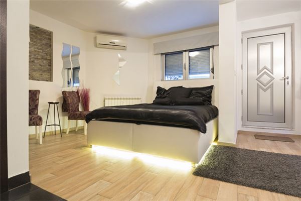 床头对着房门和窗户有哪些坏处(床头上有窗户有什么不好)