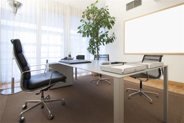 办公坐在门边上好吗(办公室开门方向 风水)