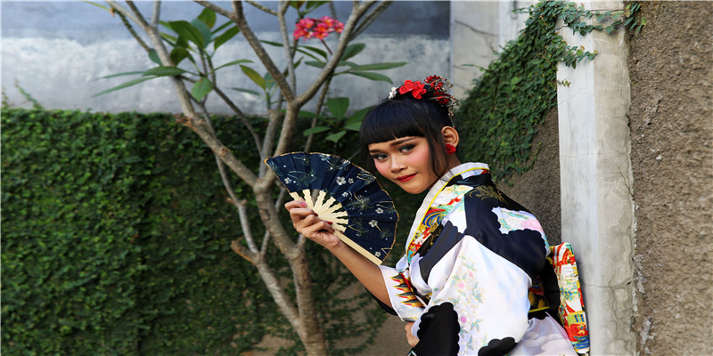 女人梦见头发白了一半(梦见头发怎么回事)