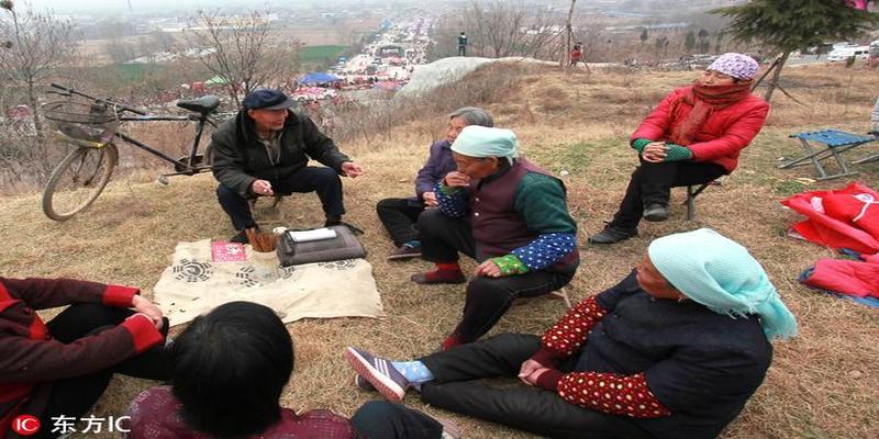 西安哪里算卦算的准(一张马扎一幅八卦口若悬河)