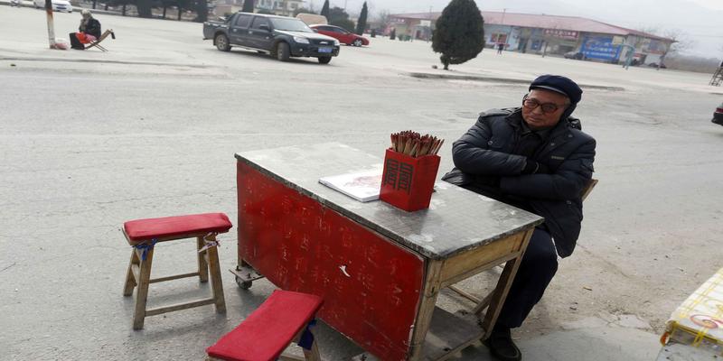 观音菩萨求签算卦(这里的算命师抽签看相仅收10元)