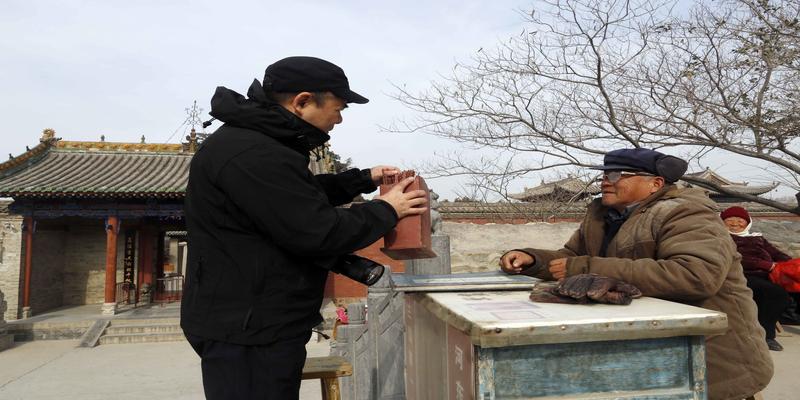 观音菩萨求签算卦(这里的算命师抽签看相仅收10元)