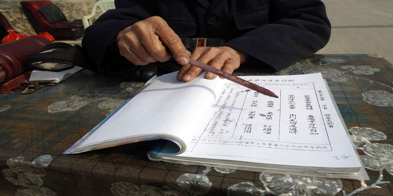 观音菩萨求签算卦(这里的算命师抽签看相仅收10元)