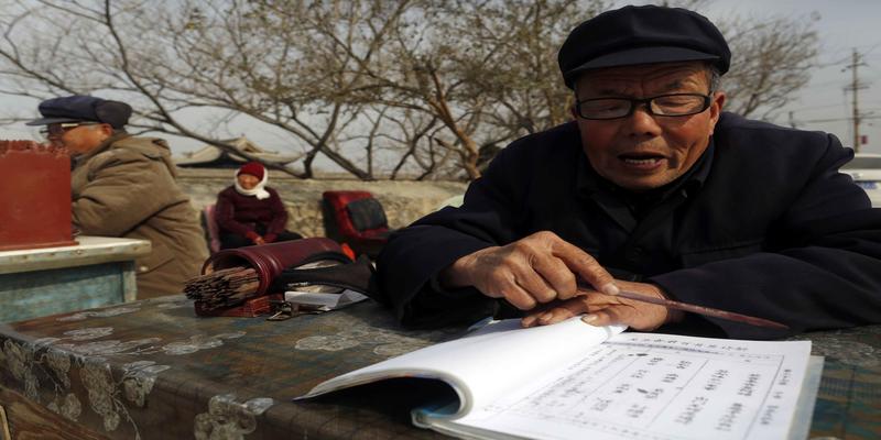 观音菩萨求签算卦(这里的算命师抽签看相仅收10元)