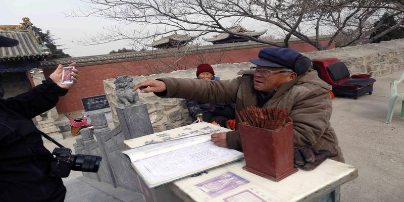 观音菩萨求签算卦(这里的算命师抽签看相仅收10元)