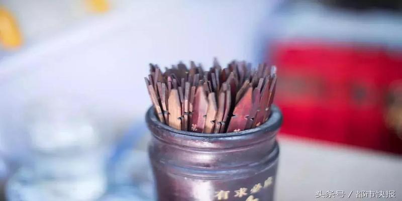 八字相合的人会有感觉(杭州一姑娘跟男友去合八字)