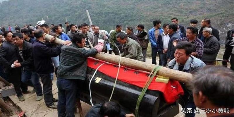 八字看父母死亡应期(农村俗语“七不葬父)