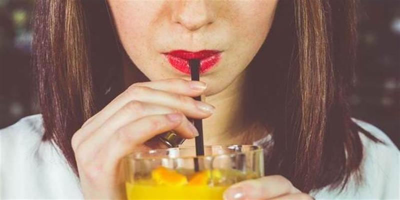 八字纹是怎么形成的(爱用吸管的人请注意)