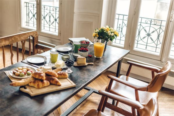 餐桌有什么风水禁忌(镜子对饭桌子可以吗)