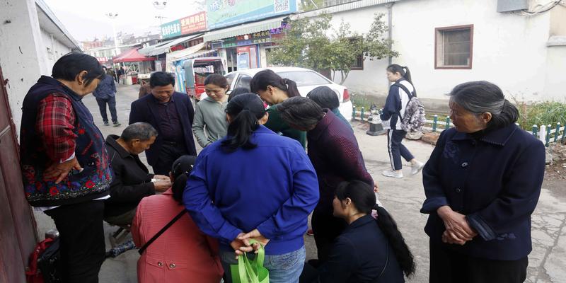 六个铜钱算卦的书(陪读家长围住算命先生)