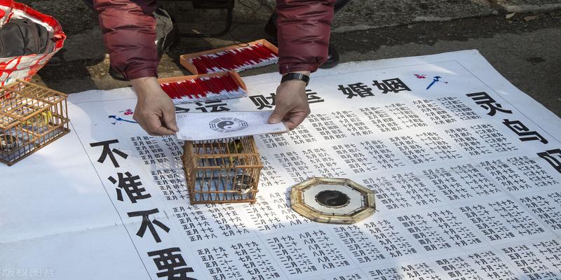 国学经典算卦(街头小鸟“抽签算命”的小把戏)