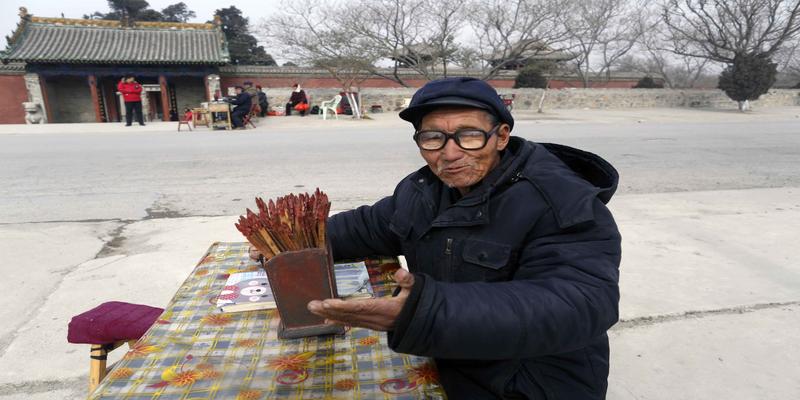 在线算卦抽签(这里的算命师抽签看相)