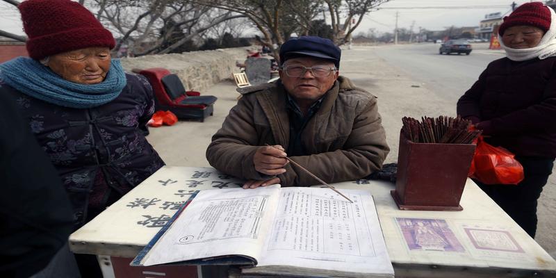 算卦中的解人是什么意思(这里的算命师抽签看相仅收10元)