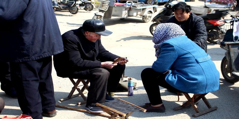 算卦用的铜钱(实拍集市上的算命先生们)