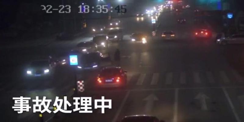 算卦算出来真的有破解的方法吗(女子为”消灾“蹲十字路口烧纸)