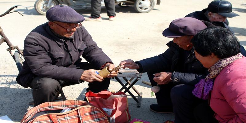 算卦看事业都问什么问题(实拍集市上的算命先生们)