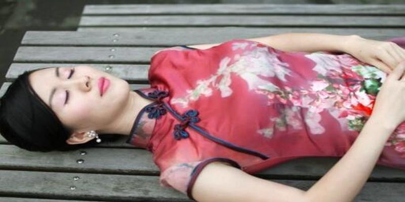 被算卦的占了便宜(老汉冒充瞎子给人算命)