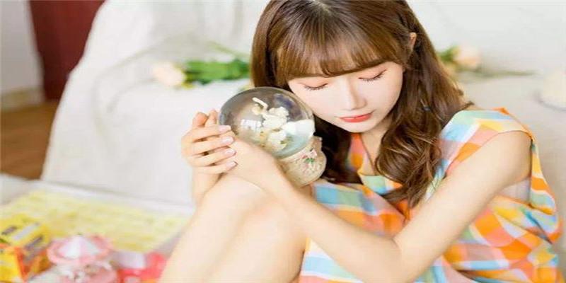 天生有魅力的女人的面相(气质端庄的女人面相)