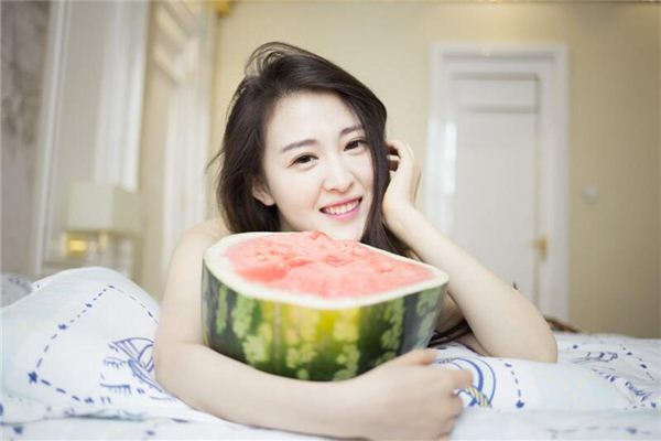 女人肚脐下小腹有痣(女性肚脐下小腹肥胖)