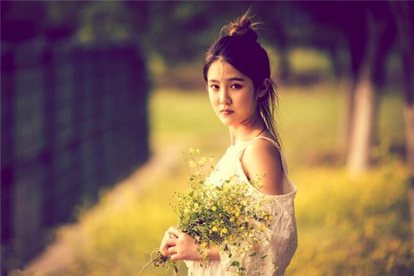 女人肚脐下小腹有痣(女性肚脐下小腹肥胖)