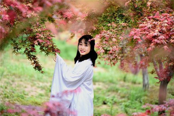 左边锁骨有痣(右肩胛骨有胎记代表什么意思)