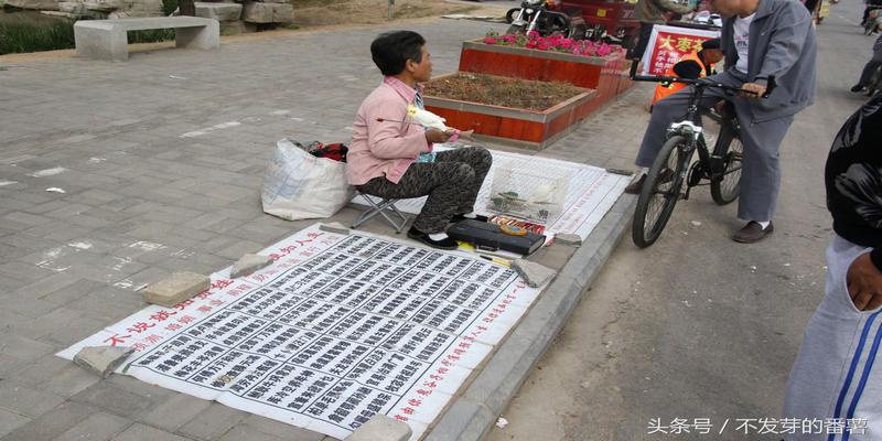 算卦抽牌的解释(揭秘农村集市小鸟抽牌算命)