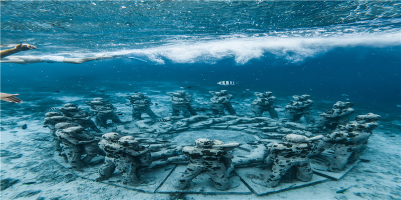 梦见一群陌生人 (梦见一群陌生人来家里被赶走)